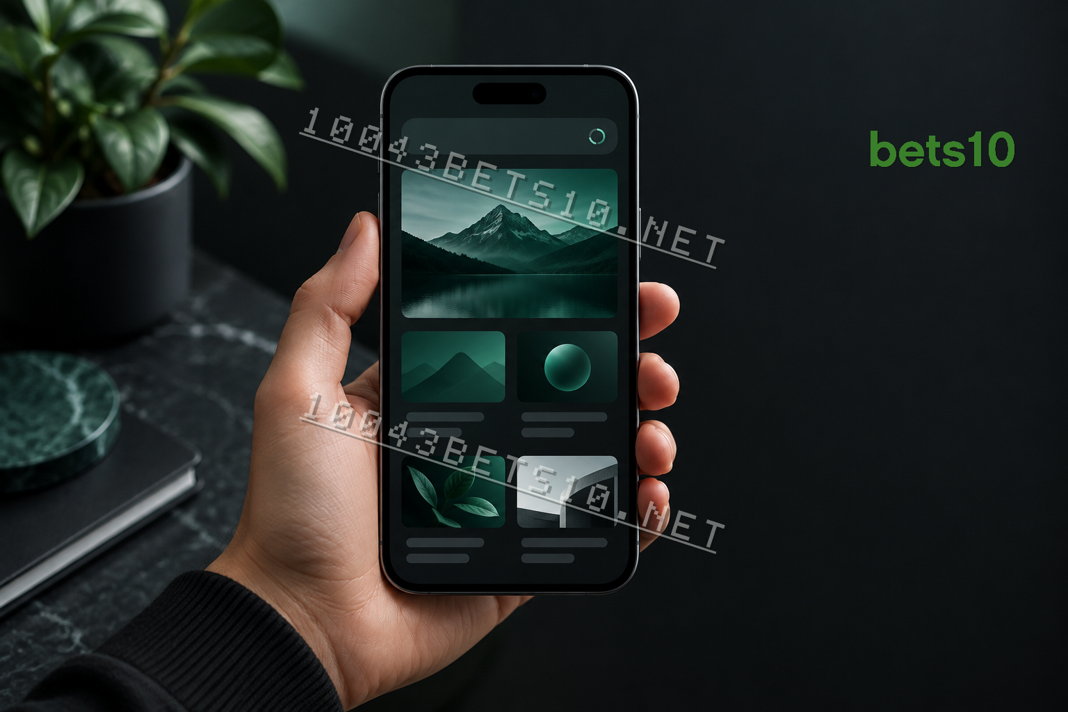 Elde tutulan akıllı telefonda yenilenen adres çubuğu ve sade mobil arayüz - 10043bets10.net